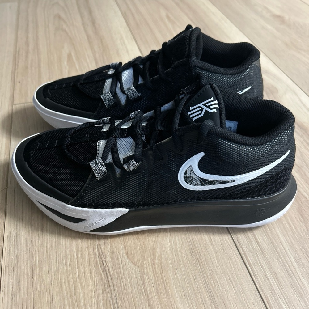 Nike Kyrie Black White Low Top Athletic Basketball Sneakers Boys Size 5.5 Y - Picture 3 of 11